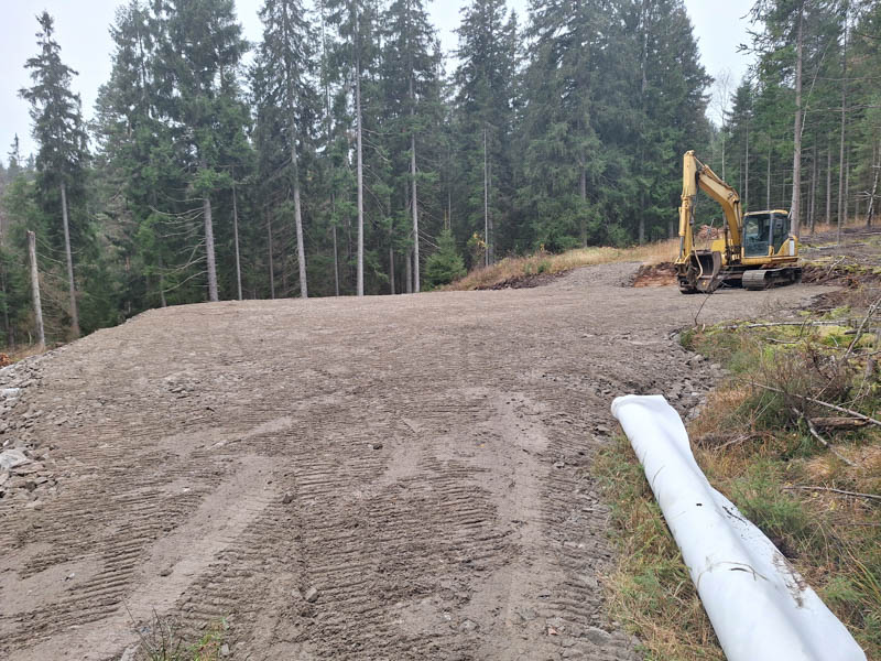 7H Rör och Mekaniska utför grävarbete i skogsmark.
