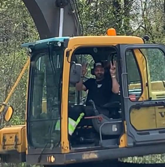 Urban Torstensson från Roasjö i grävmaskinen på en vattenläcka.
