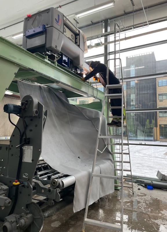 Svetsning på en industrimaskin i Borås, utförd av Urban Torstensson på 7H Rör & Mekaniska.